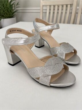 Benjamin Walk‎ Touch Ups Silver Rhinestone Block Heel Sandals Size 8W